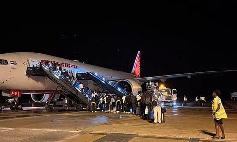 இந்திய அணிக்காக பயணிகள் விமானத்தை திசைதிருப்புவதா?: ஏர் இந்தியாவிடம் விளக்கம் கேட்கும் அதிகாரிகள்