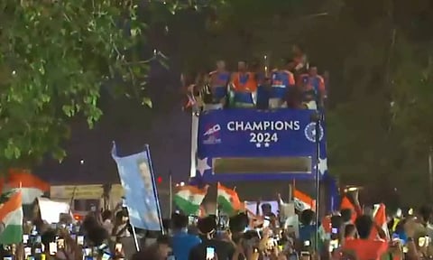 ரசிகர்கள் வெள்ளத்தில் உலகக் கோப்பையுடன் நீந்தி வரும் இந்திய வீரர்கள்