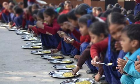 அங்கன்வாடி மையத்தில் குழந்தைக்கு வழங்கப்பட்ட உணவுப்பொருள் பாக்கெட்டில் செத்துக்கிடந்த பாம்பு