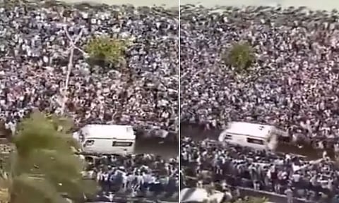 டி20 வெற்றி ஊர்வலத்தில் திடீரென வந்த ஆம்புலன்ஸ்.. லட்சக்கணக்கான ரசிகர்கள் செய்தது இதுதான் - வீடியோ