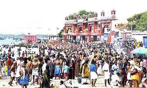 ராமேசுவரம் அக்னி தீர்த்தக்கடலில் குவிந்த பல்லாயிரக்கணக்கான பக்தர்கள் புனித நீராடிய காட்சி.