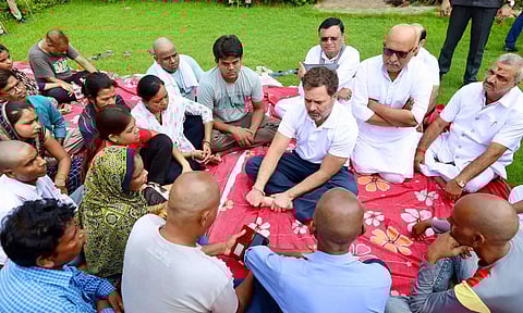 ஹத்ராஸில் ராகுல் காந்தி... பாதிக்கப்பட்டவர்களை சந்தித்து ஆறுதல்