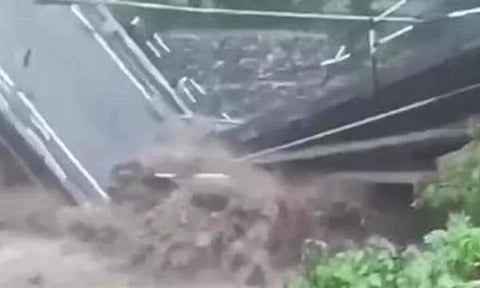 பீகாரை தொடர்ந்து உத்தரகாண்டிலும் பாலம் இடிந்து விழுந்து விபத்து: வீடியோ