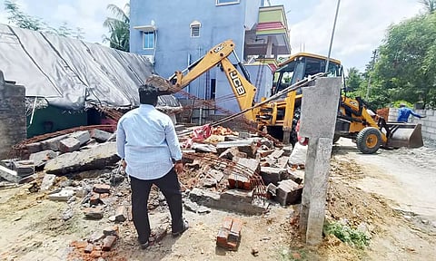 ஆவடி அருகே ஏரியில் ஆக்கிரமித்து கட்டிய வீடுகள் இடித்து அகற்றம்