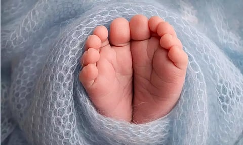 மருத்துவ செலவுக்கு பணம் இல்லாததால் குழந்தையை உயிருடன் மண்ணில் புதைத்த தந்தை.. அதிர்ச்சி