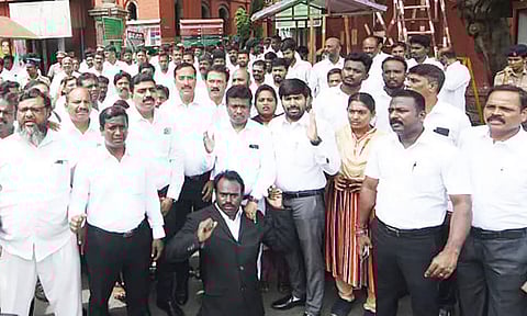 சென்னை ஐகோர்ட்டு வக்கீல்கள் கோர்ட்டு புறக்கணிப்பு போராட்டம்