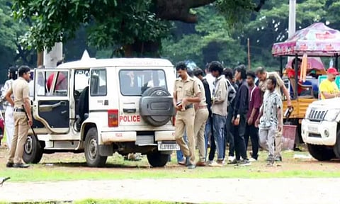 பகத் பாசில் நடித்த `ஆவேசம்' திரைப்பட பாணியில் பிறந்தநாள் கொண்டாடிய கும்பல்