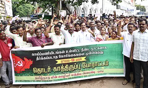 தமிழகம் முழுவதும் மின் வாரிய ஊழியர்கள் காத்திருப்பு போராட்டம்