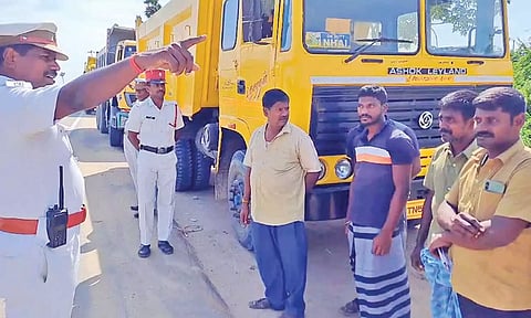 பள்ளிநேரத்தில் வேகமாக சென்ற 30 மணல் லாரிகள் மீது வழக்கு