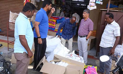 பிளாஸ்டிக் பொருட்கள் விற்பனை செய்த கடைகளுக்கு ரூ.7 லட்சம் அபராதம்