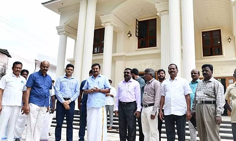 தந்தை பெரியார் நினைவகம் ரூ.8.14 கோடி செலவில் புனரமைப்பு பணி: ஆய்வு செய்த அமைச்சர் சாமிநாதன்