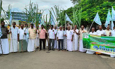 திருப்பூர் கலெக்டர் அலுவலகம் முன்பு கரும்புகளுடன் விவசாயிகள் ஆர்ப்பாட்டம்