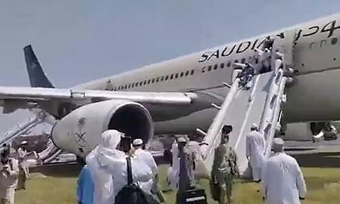 பாகிஸ்தானில் பரபரப்பு- சவுதி ஏர்லைன்ஸ் விமானம் தரையிறங்கும்போது தீ விபத்து