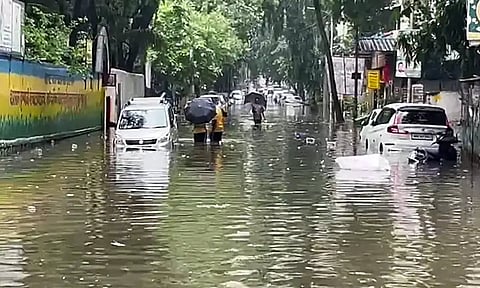 பலத்த மழை: மும்பை வெள்ளத்தில் மிதக்கிறது