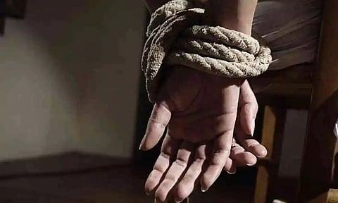 ரூ.35,000 கடனை அடைக்க சகோதரியின் 11 வயது மகளை விற்ற பெண்.. அதிர்ச்சி