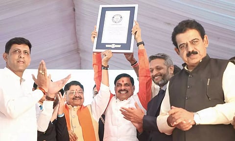 இந்தூரில் ஒரே நாளில் 11 லட்சம் மரக்கன்றுகள் நட்டு உலக சாதனை