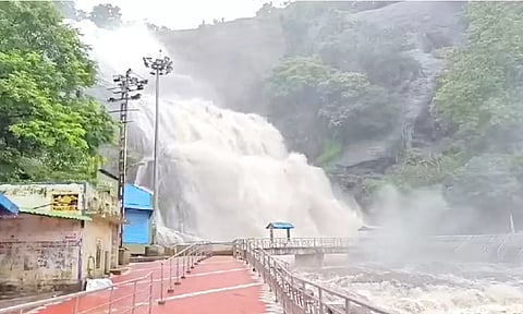 குற்றாலம் அருவிகளில் கடும் வெள்ளப்பெருக்கு: சுற்றுலாப் பயணிகள் குளிக்க தடை