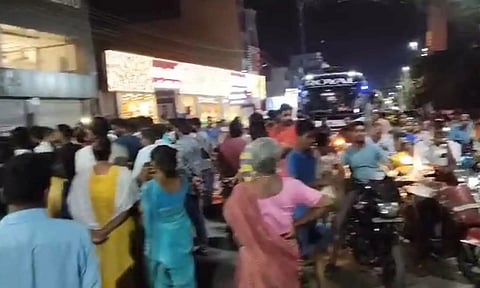 புதுச்சேரியில் மீண்டும் விஷவாயு பரவல்- மறியலில் ஈடுபட்ட பொதுமக்கள்