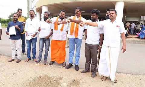 தமிழகத்தில் பூரண மதுவிலக்கு கோரி மதுபானத்தை தரையில் கொட்டி போராட்டம்- கலெக்டர் அலுவலகத்தில் பரபரப்பு