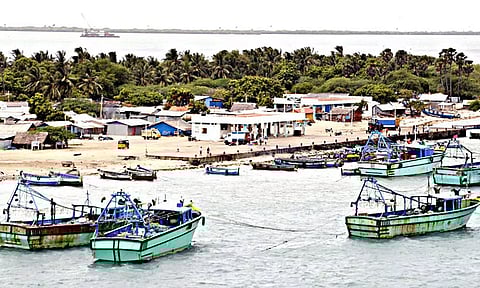 மன்னார் வளைகுடா பகுதியில் சூறாவளி காற்று- ராமேசுவரம் மீனவர்கள் மீன்பிடிக்க செல்ல தடை