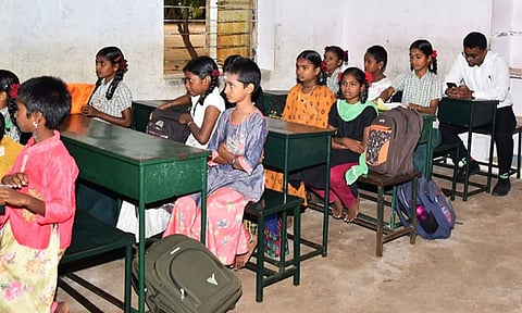 மாணவர்களுடன் அமர்ந்து கள்ளக்குறிச்சி கலெக்டர் பிரசாந்த் பாடத்தை கவனித்த காட்சி.