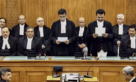 நீதிபதிகள் ஆர் மகாதேவன், என் கோடீஸ்வர் சிங் உச்சநீதிமன்ற நீதிபதிகளாக பதவியேற்றனர்
