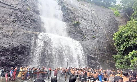 வெள்ளப்பெருக்கு சீரானதால் குற்றாலத்தில் சுற்றுலாப் பயணிகள் குளிக்க அனுமதி