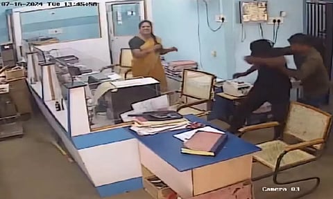 கூட்டுறவு வங்கிக்குள் புகுந்து சரமாரியாக தாக்குதல்: சமூக வலைதளங்களில் வீடியோ வைரல்