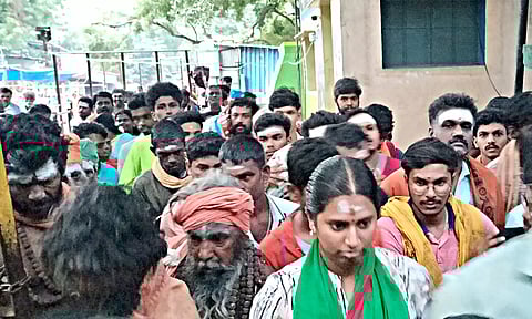 ஆடி மாத பிரதோஷம், பவுர்ணமியை முன்னிட்டு சதுரகிரியில் பக்தர்கள் குவிந்தனர்