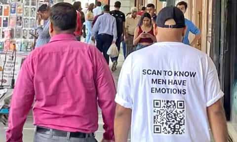 தொழிலாளிக்கு போன் வாங்க `கியூ-ஆர் குறியீடு' மூலம் நிதி திரட்டிய வாலிபர்