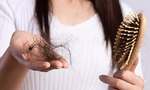 இளம் வயதிலேயே பெண்களுக்கு முடி உதிர காரணம் என்ன?