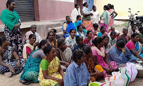 மங்கலம்பேட்டை அருகே காலி குடங்களுடன் பெண்கள் போராட்டம்