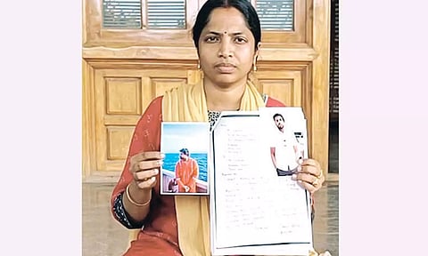 ஓமன் நாட்டு கப்பல் விபத்தில் சிக்கிய கணவரை மீட்டு தரவேண்டும்- கலெக்டர் அலுவலகத்தில் மனைவி தர்ணா