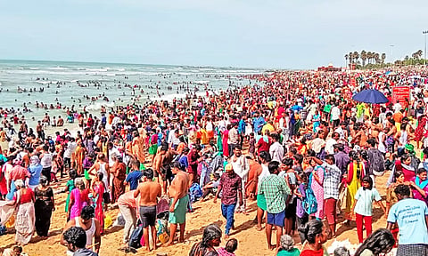 ஆடி மாத பவுர்ணமியை யொட்டி திருச்செந்தூரில் குவிந்த பக்தர்கள்
