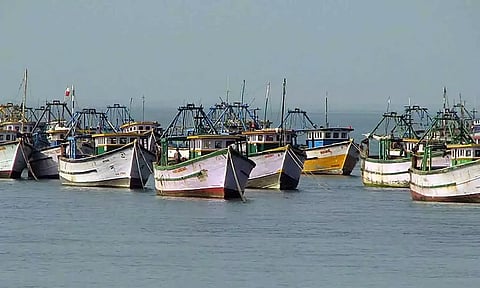 ராமேசுவரத்தில் சூறைக்காற்று ஓய்ந்தது: கடலுக்குள் மீன்பிடிக்க சென்ற மீனவர்கள்
