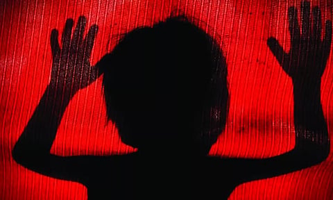 5 வயது சிறுமிக்கு பாலியல் சித்ரவதை.. டியூஷன் மாஸ்டர் தலைமறைவு