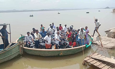 பண்ணவாடி காவிரி ஆற்றில் விசை பரிசல் சவாரி மீண்டும் தொடக்கம்