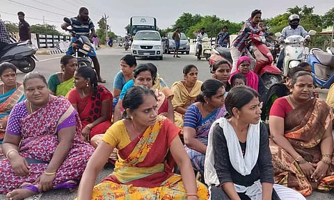 அடிப்படை வசதிகள் கேட்டு பொதுமக்கள் சாலை மறியல்