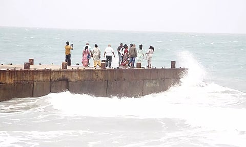 தனுஷ்கோடியில் ஆபத்தை அறியாமல் `செல்பி' எடுக்கும் சுற்றுலாப் பயணிகள்