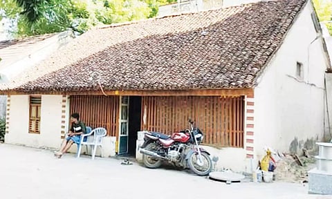 புவனகிரி அருகே மூதாட்டி வீட்டின் ஓட்டை பிரித்து 20 பவுன் நகை-பணம் கொள்ளை