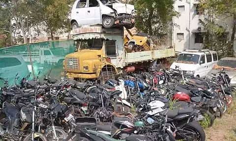 சாலைகளில் கேட்பாரற்று நிற்கும் கார், ஆட்டோ, இரு சக்கர வாகனங்களை ஏலம் விட முடிவு