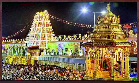 பக்தர்களுடன் தீபாவளி கொண்டாடும் பெருமாள்