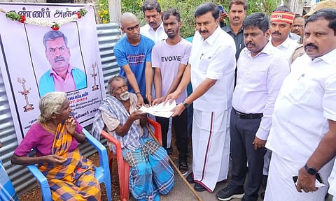 உயிரை கொடுத்து குழந்தைகள் உயிரை காப்பாற்றிய வேன் டிரைவர்: மு.பெ.சாமிநாதன் ரூ.5 லட்சம் நிதியுதவி