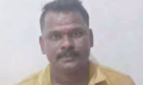 பள்ளி மாணவிக்கு 'கட்டாய முத்தம்' கொடுத்த கண்டக்டர்