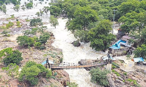 காவிரி ஆற்றில் கடும் வெள்ளப்பெருக்கு- 9 மாவட்டங்களுக்கு எச்சரிக்கை