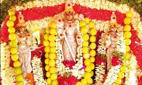 முருகப்பெருமானுக்கு சுருட்டு படைத்து வழிபாடு