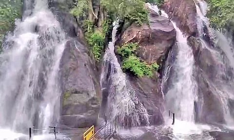 குற்றாலத்தில் சுற்றுலாப் பயணிகள் குளிக்க 2-வது நாளாக தடை