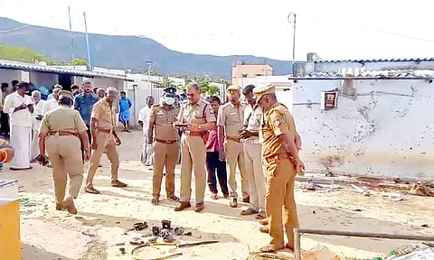 கரூர் அருகே ஸ்பிரே எந்திரம் வெடித்து வியாபாரி பலி: அதிகாரிகள் ஆய்வு