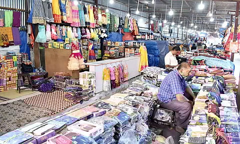 தீபாவளிக்கு முன்பே வாரச்சந்தை அமைக்க ஜவுளி வியாபாரிகள் கோரிக்கை