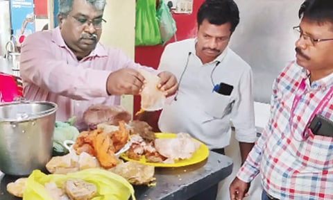 ஓட்டலில் உணவு பாதுகாப்பு துறை அதிகாரிகள் சோதனை மேற்கொண்டபோது எடுத்த படம்.